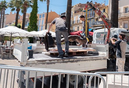 F�lix Maurice Charpentier - L'Improvisateur (lifesize 2021 replica, Bandol, France, being lifted off of truck