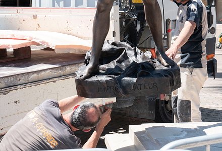 F�lix Maurice Charpentier - L'Improvisateur (lifesize 2021 replica, Bandol, France, being lowered into position