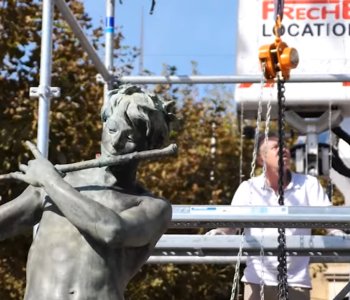 L'Improvisateur being prepared for transport