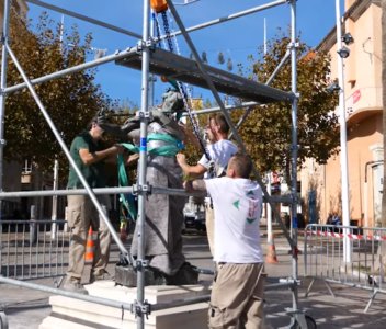 L'Improvisateur being prepared for transport