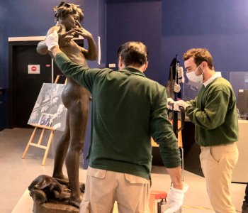 Restored L'Improvisateur being moved into position at M�diath�que de Bandol