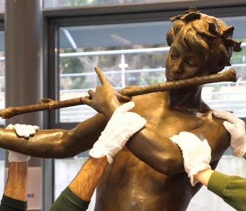 Restored L'Improvisateur being lowered onto its pedestal at M�diath�que de Bandol